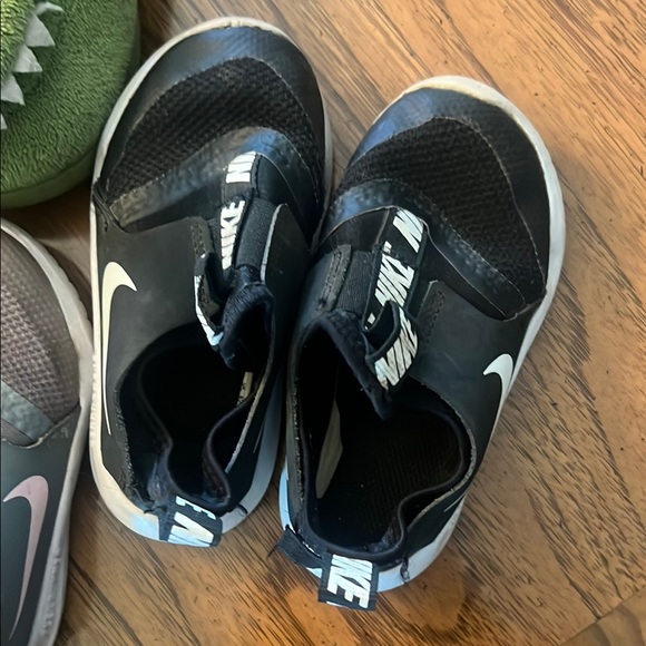 7 pairs of little girl shoes - Picture 2 of 8